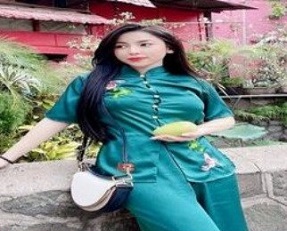 Cewek Muda Berbaring di Sofa Colmek Pakai Sex Toy, Close-up Memek Muda